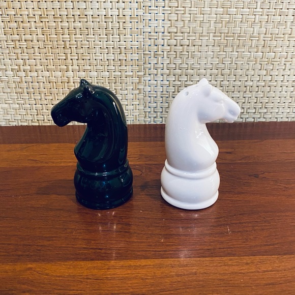 🌟HP🌟Set Black & White Glazed Ceramic Chess Pieces Knight Salt & Pepper Shakers - Picture 2 of 5
